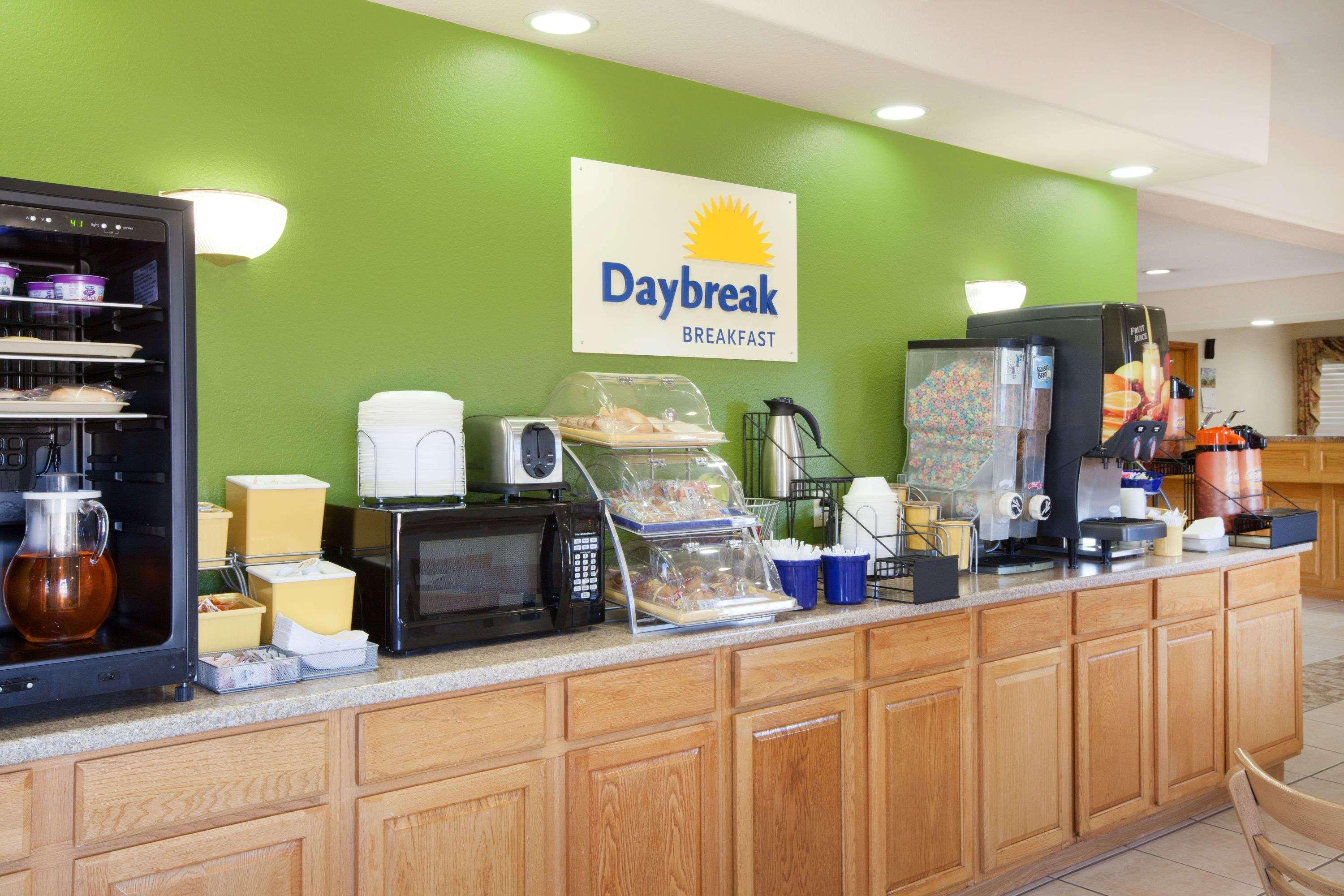 Days Inn By Wyndham Centerville Eksteriør billede