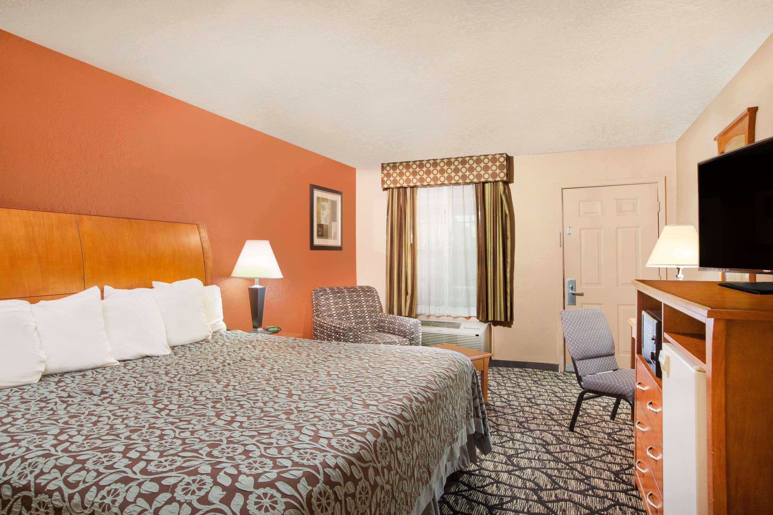 Days Inn By Wyndham Centerville Eksteriør billede